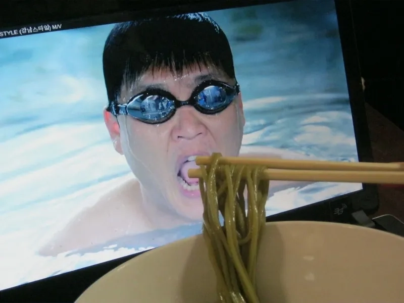 Xem ngay eating noodles meme cực vui trên mạng