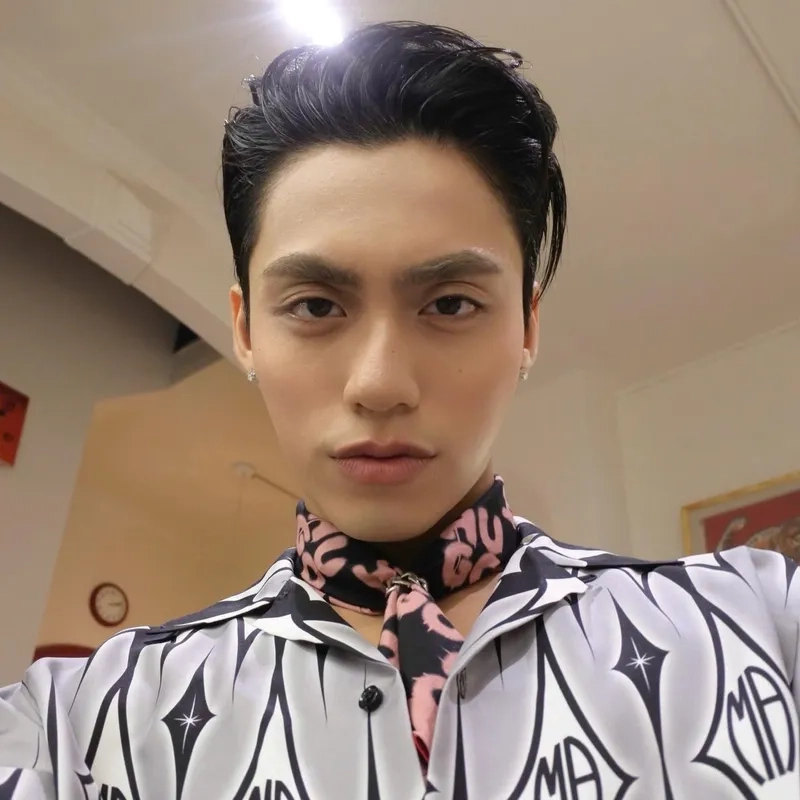 Khán giả bùng nổ cảm xúc với MV của MONO