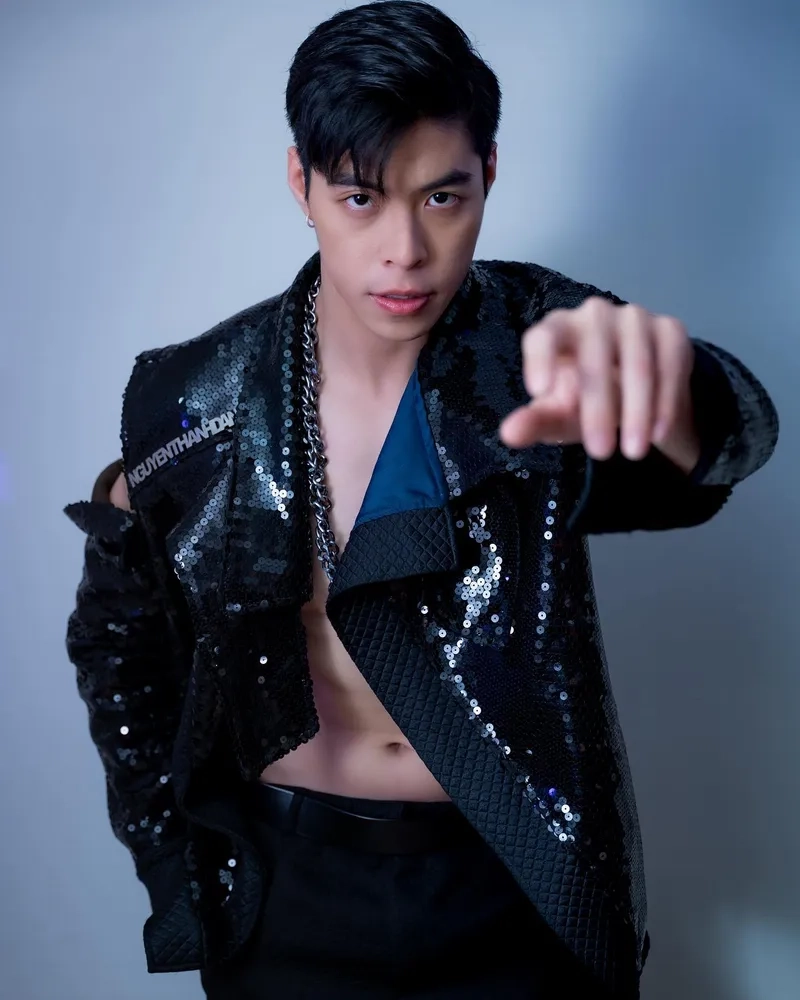 Khám phá phong cách qua Ngô Hoàng Phi Việt Instagram