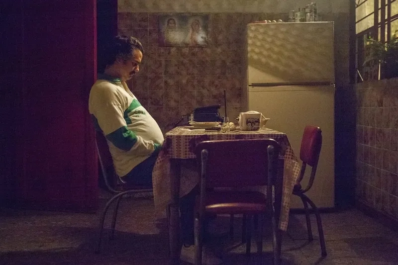 Pablo escobar waiting meme khi thấy mọi người đi chơi hết