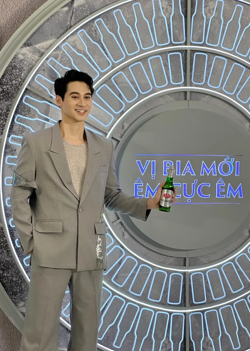 Người mẫu Phạm Tuấn Ngọc tự tin trình diễn trên nhiều sàn catwalk