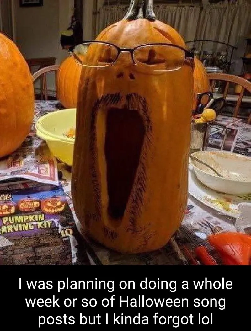 Cười nghiêng ngả với carved pumpkin meme hài hước