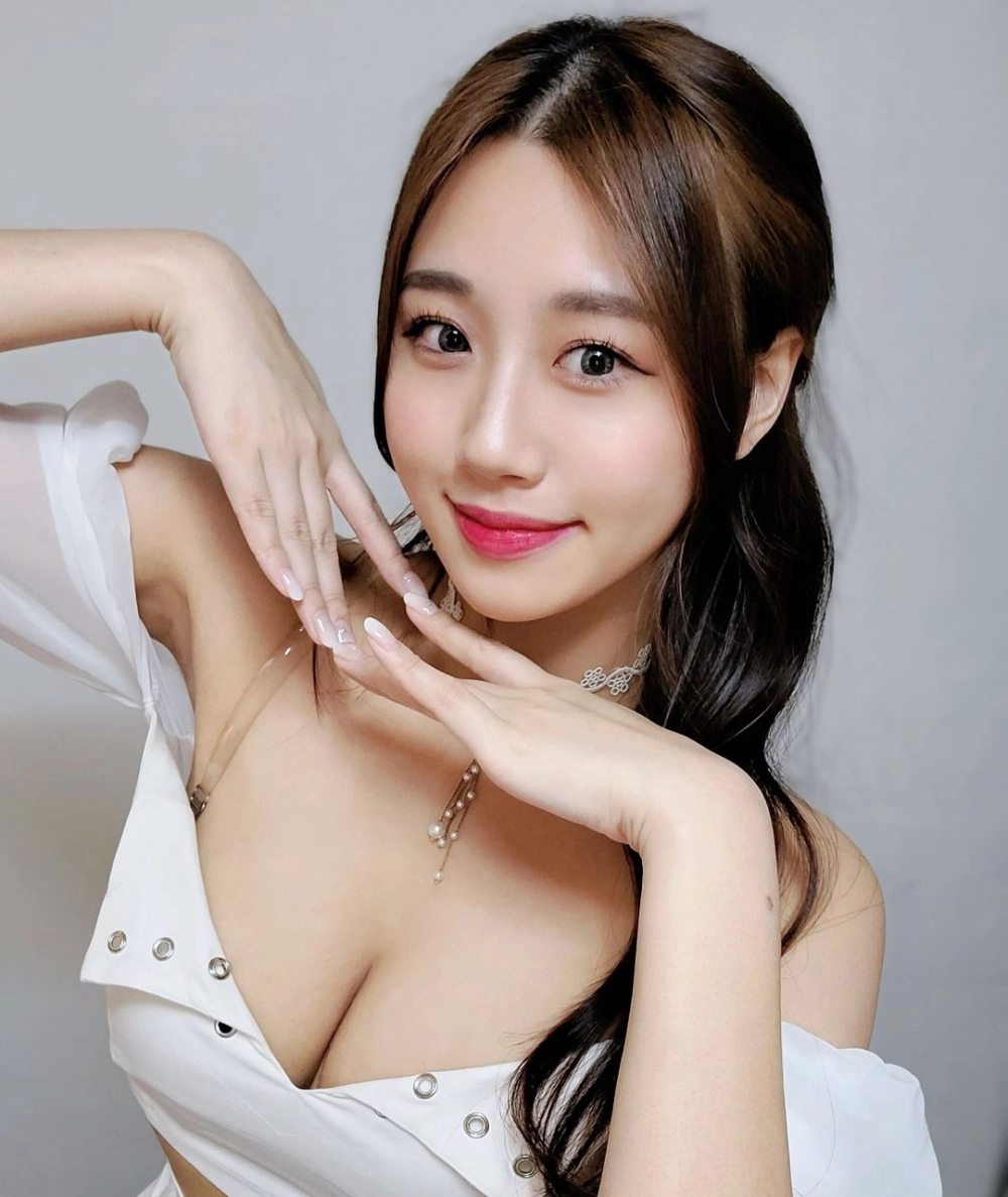 Em bé gái xinh đẹp non nớt cuốn hút sexy