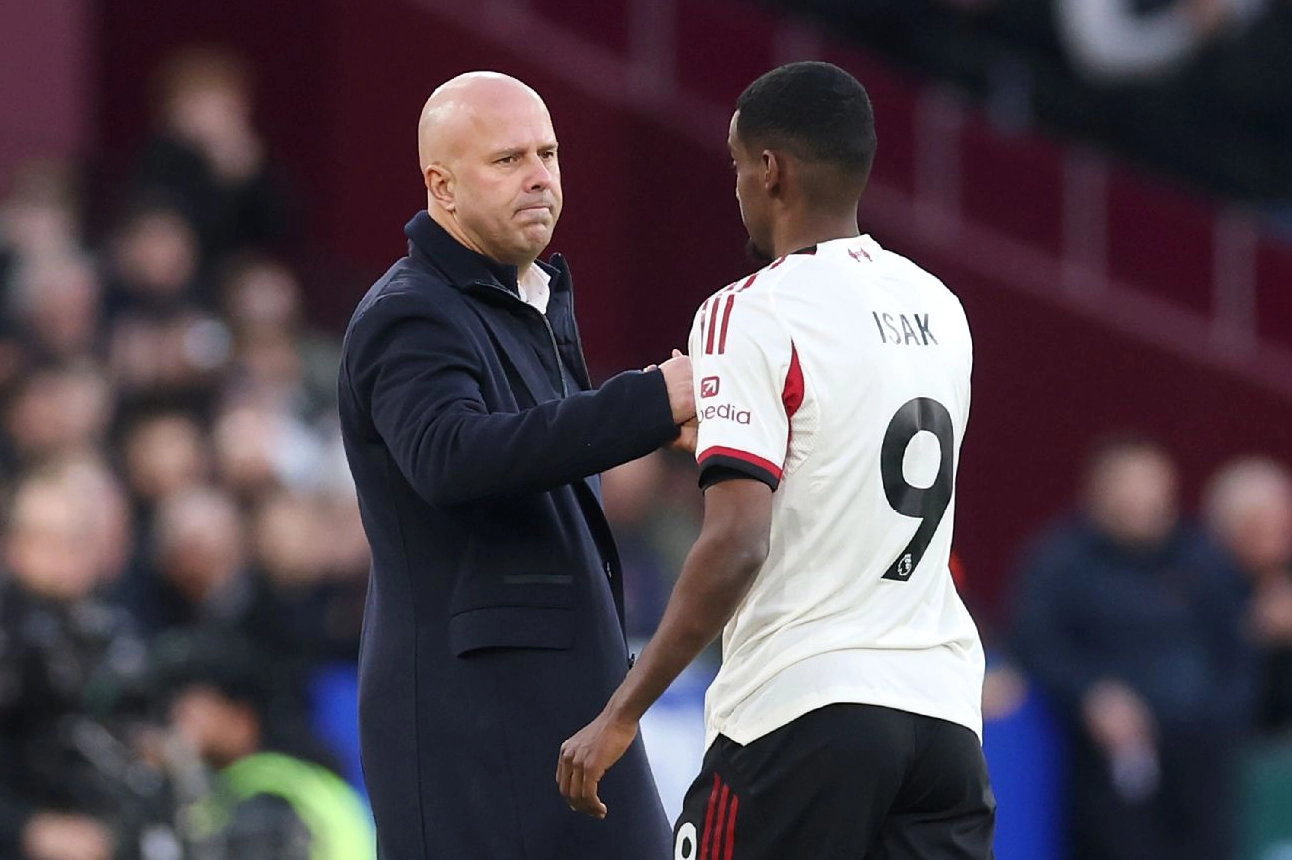 Alexander Isak của Liverpool ăn mừng bàn thắng với HLV Arne Slot