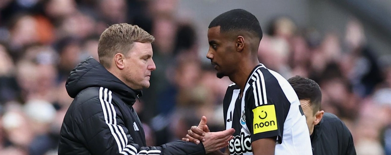 Alexander Isak của Newcastle United cùng huấn luyện viên Eddie Howe