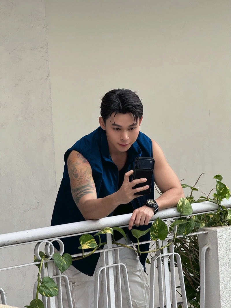 Cộng đồng mạng bàn tán về anh trai jun phạm khiến fan tò mò