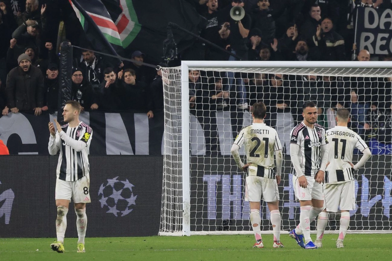 Các cầu thủ Juventus thất vọng sau khi thua Galatasaray ở Champions League