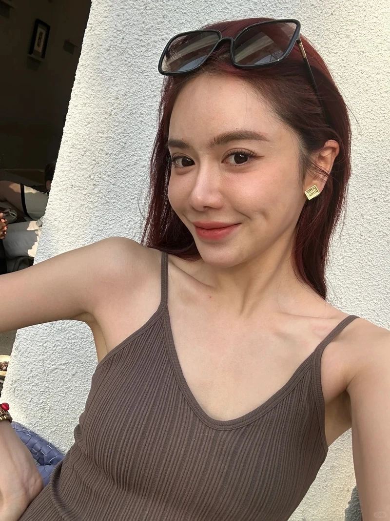 Vẻ dịu dàng của gái xinh má lúm tóc dài cực cuốn hút