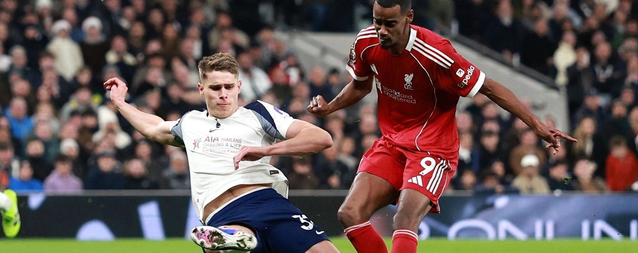 HLV Slot của Liverpool chỉ trích pha vào bóng nguy hiểm lên Alexander Isak