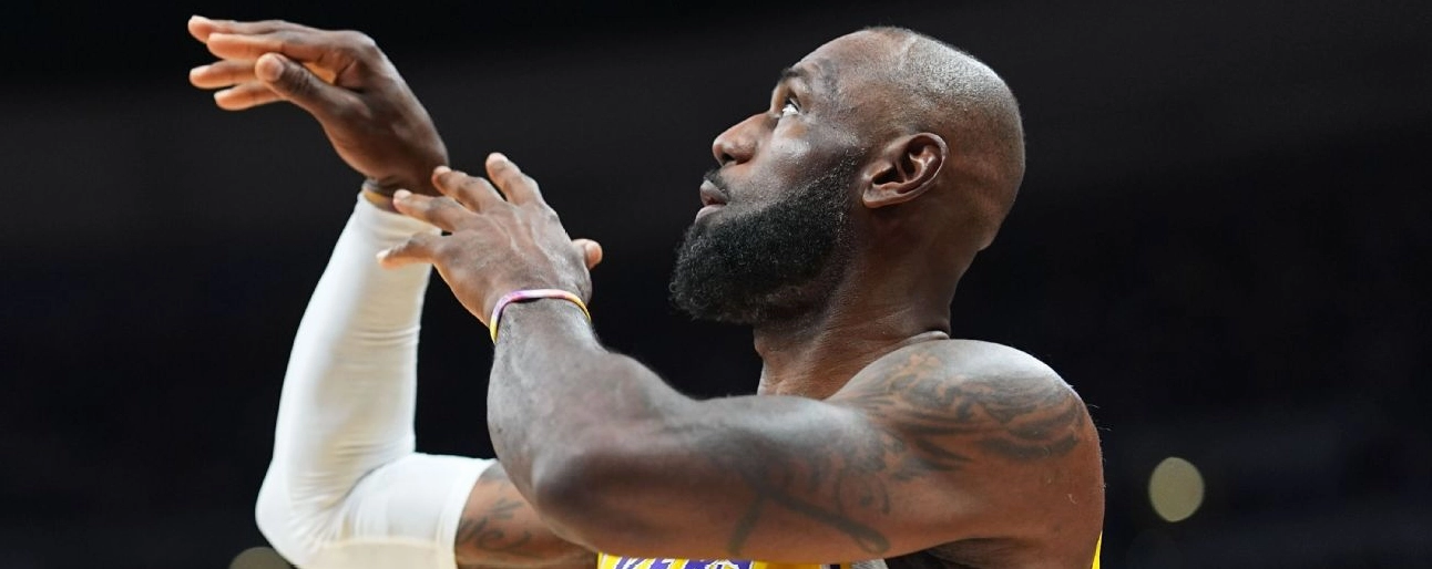 LeBron James vượt Kareem về số cú ném rổ thành công
