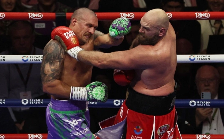 Oleksandr Usyk ăn mừng chiến thắng sau trận đấu