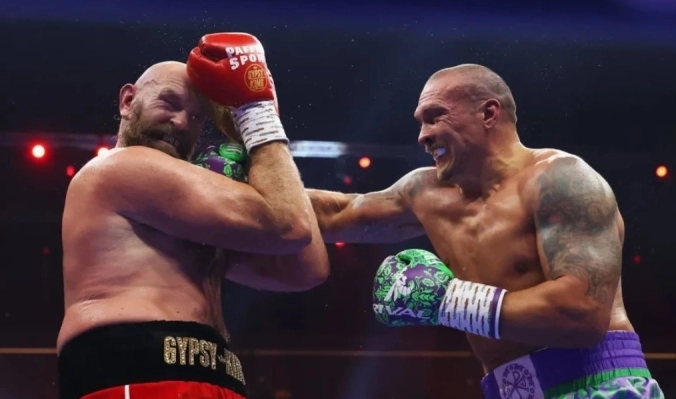 Oleksandr Usyk ra đòn trúng mặt Tyson Fury trong trận đấu