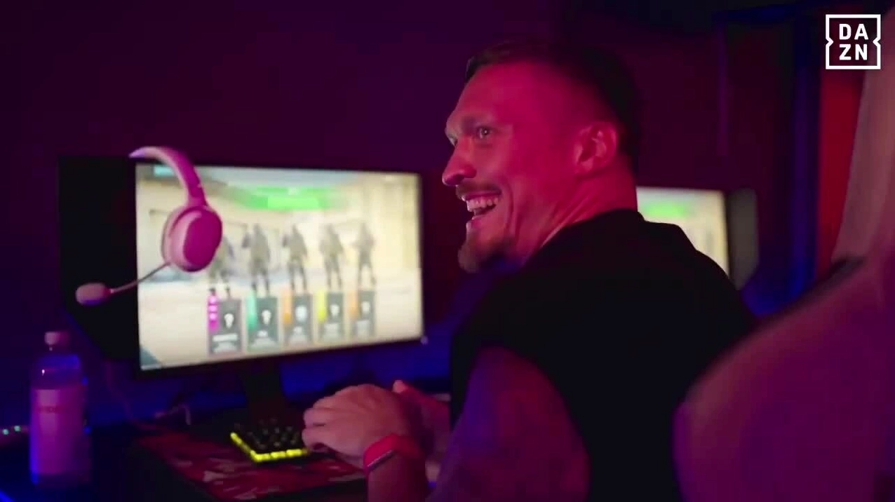 Oleksandr Usyk thư giãn bằng cách chơi game