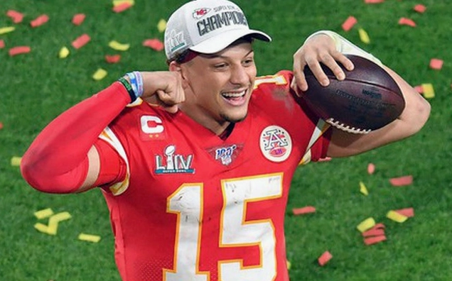 Patrick Mahomes ăn mừng một hợp đồng lớn