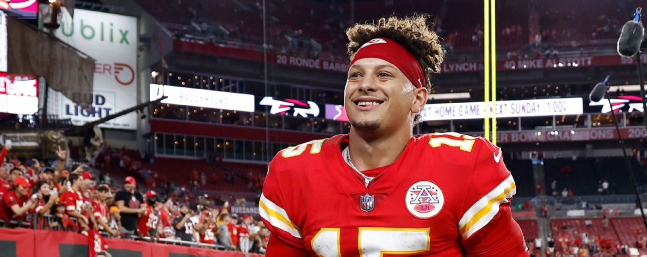 Patrick Mahomes trong bộ đồng phục Chiefs trên sân