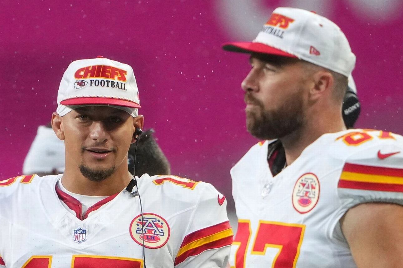 Patrick Mahomes và Travis Kelce bị kiện bởi công ty giày
