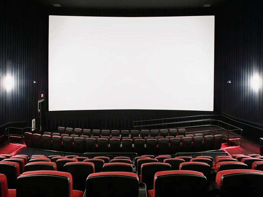 Rạp chiếu phim trống với màn hình trắng