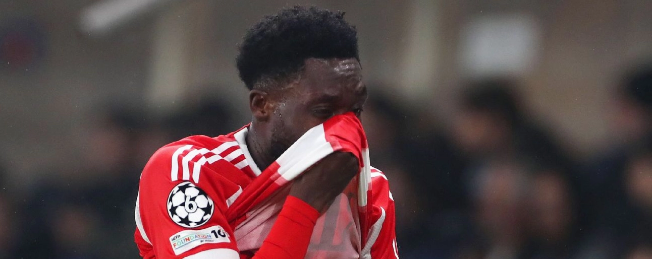 Alphonso Davies of FC Bayern Munich reacts after sustaining an injury during the UEFA Champions League 2025/26 Round of 16 First Leg match between Atalanta BC and FC Bayern MÃ¼nchen at Stadio di Bergamo on March 10, 2026 in Bergamo, Italy