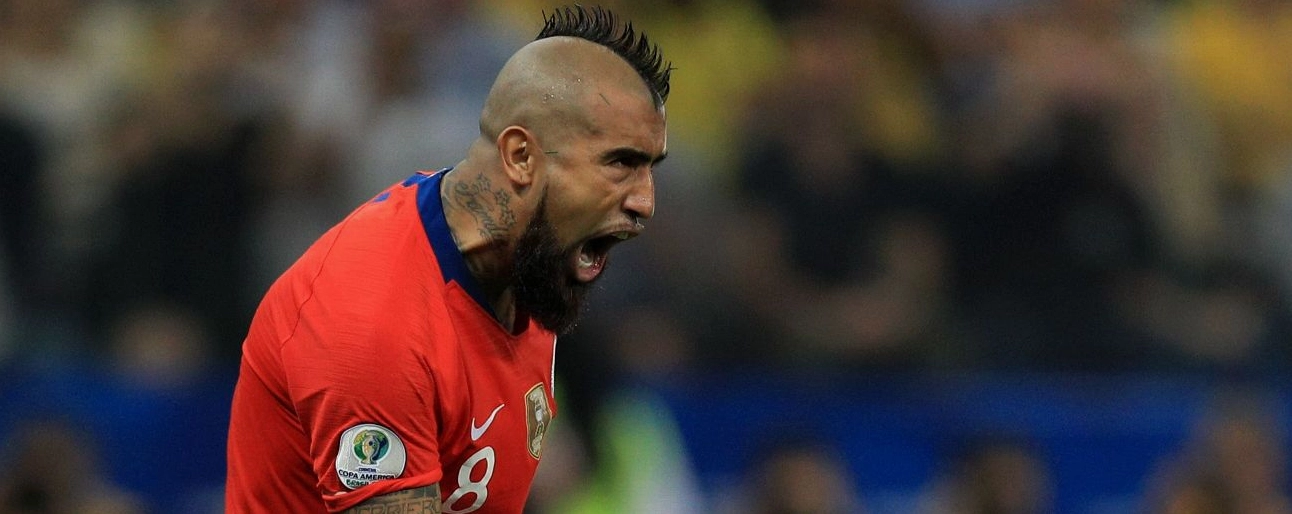 Arturo Vidal ăn mừng đầy ngạo nghễ trong màu áo đội tuyển quốc gia