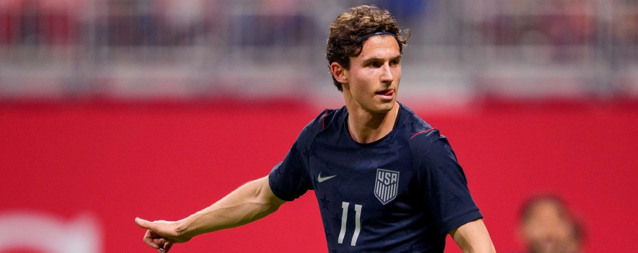 Brenden Aaronson của đội tuyển Mỹ chuẩn bị thực hiện quả phạt góc trong trận đấu giao hữu quốc tế gặp đội tuyển Bồ Đào Nha tại sân vận động Mercedes Benz ở Atlanta Georgia