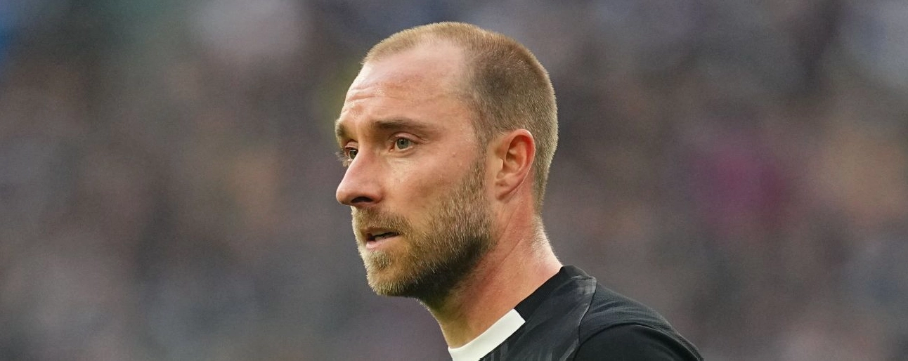 Christian Eriksen đang quan sát trận đấu giữa Hamburger SV và VfL Wolfsburg trong màu áo VfL Wolfsburg