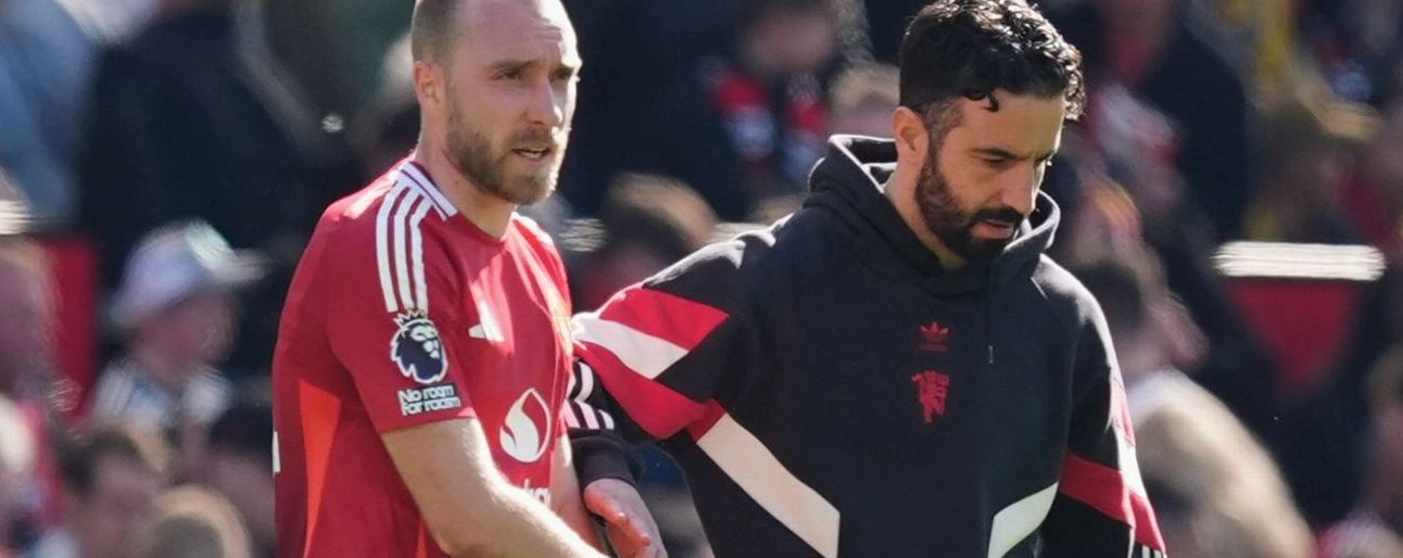 Christian Eriksen trò chuyện cùng huấn luyện viên Ruben Amorim của Manchester United sau trận đấu tại sân Old Trafford