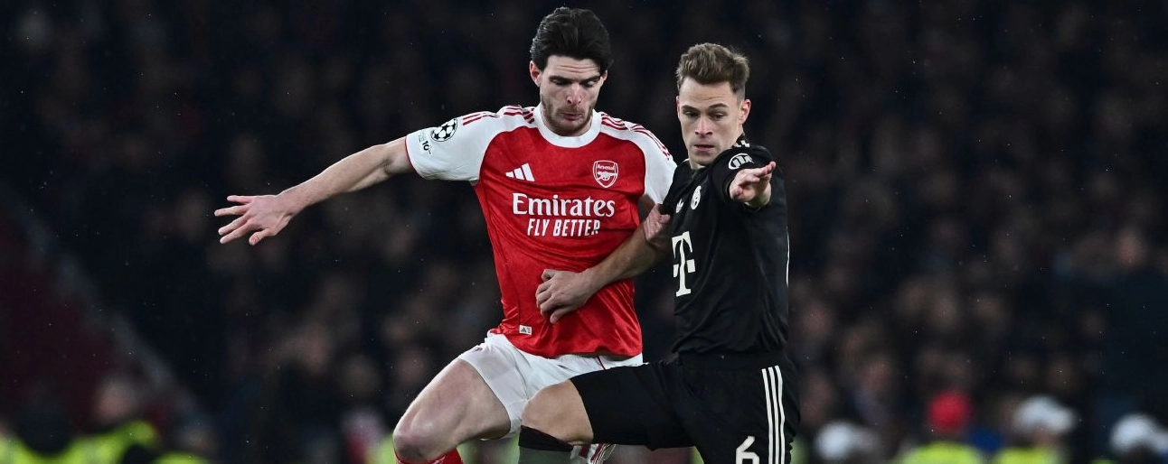 Declan Rice của Arsenal và Joshua Kimmich của FC Bayern Muenchen tranh chấp bóng trong trận đấu tại UEFA Champions League 2025-26 giữa Arsenal FC và FC Bayern MÃ¼nchen tại Sân vận động Arsenal vào ngày 26 tháng 11 năm 2025 ở London Vương quốc Anh