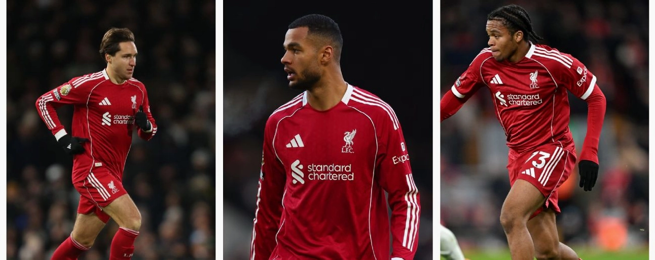 Federico Chiesa đứng cạnh các đồng đội Cody Gakpo và Rio Ngumoha trên hàng công