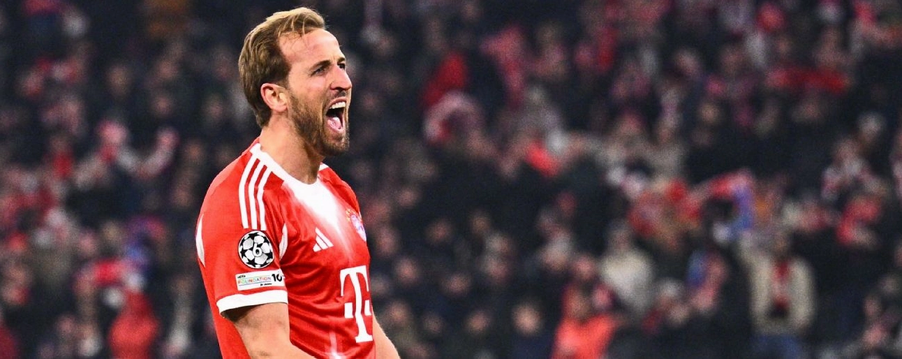 Harry Kane dang tay ăn mừng sau khi ghi bàn thắng thứ 50 tại Champions League