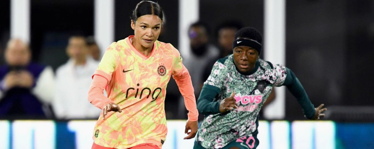 Hình ảnh thi đấu bóng đá trên sân cỏ