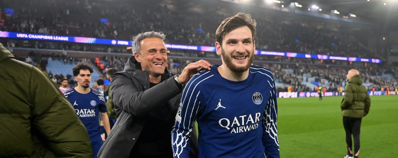 HLV Luis Enrique của PSG chúc mừng Khvicha Kvaratskhelia sau chiến thắng