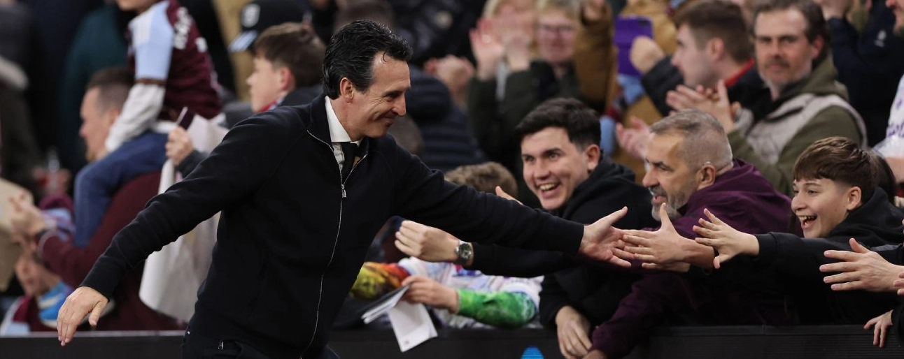 Huấn luyện viên Unai Emery ăn mừng đầy cảm xúc cùng người hâm mộ Aston Villa sau khi giành vé vào bán kết Europa League