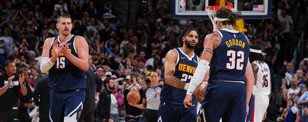 Jokic tập hợp Nuggets khi Denver tiến lên hạt giống số 3