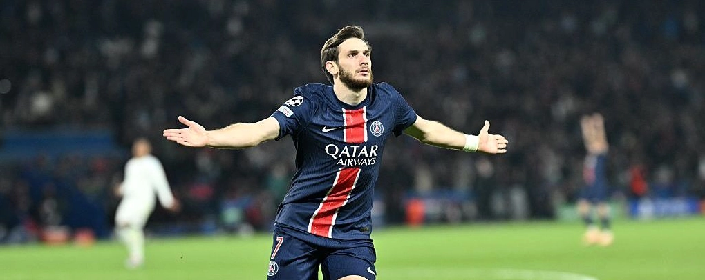 Khvicha Kvaratskhelia ăn mừng bàn thắng cho PSG trước Aston Villa tại Champions League