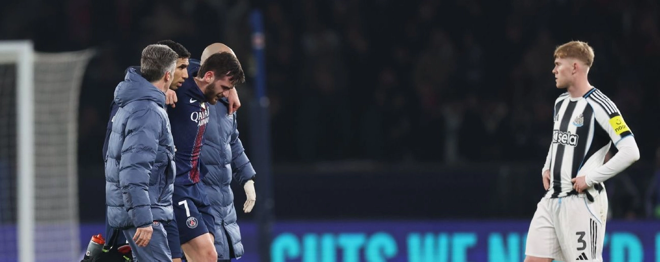 Khvicha Kvaratskhelia của PSG được dìu rời sân sau khi dính chấn thương