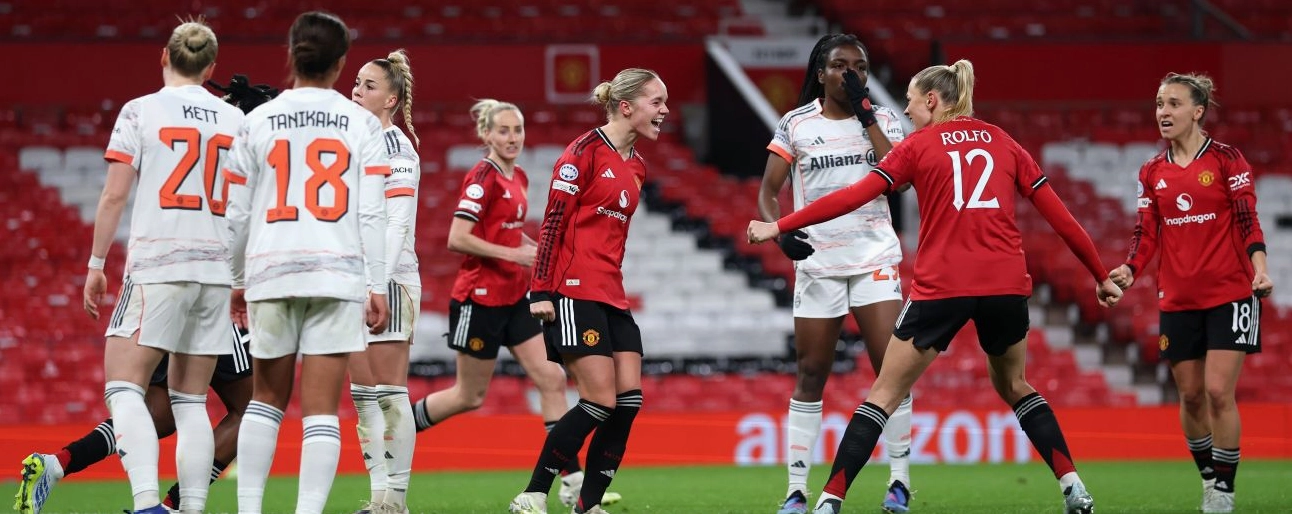 Pha ăn mừng bàn thắng cuồng nhiệt trên sân