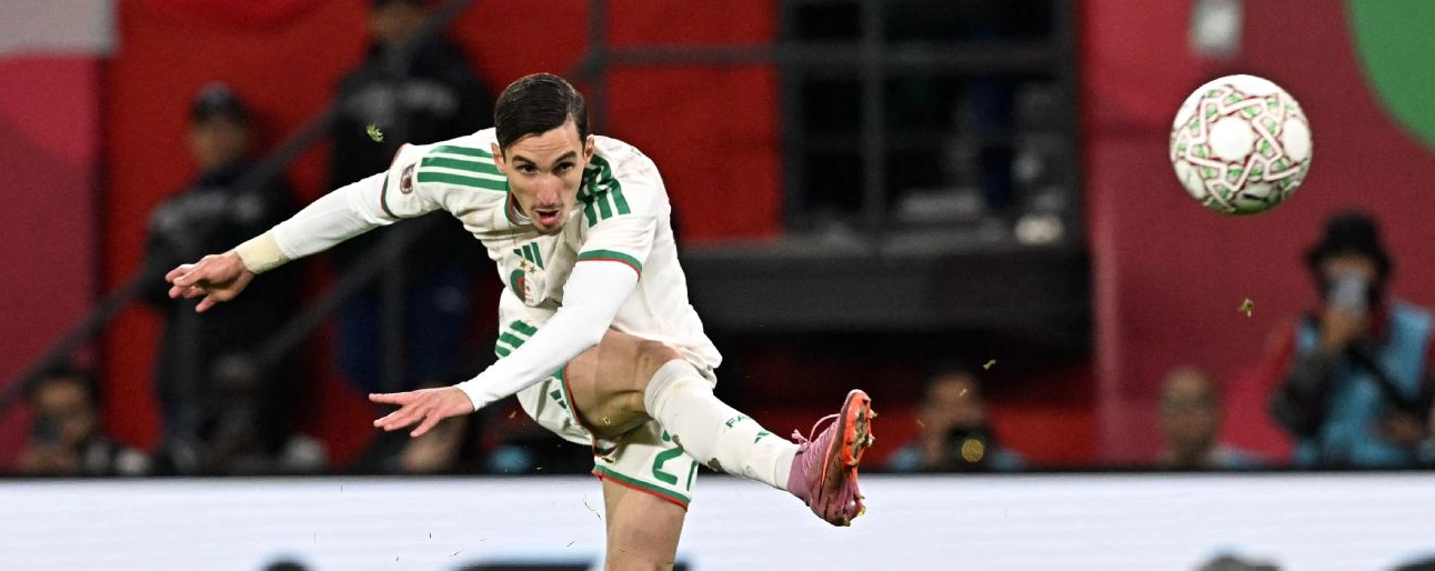 Riyad Mahrez hướng mắt về phía khán đài sau một trận đấu căng thẳng