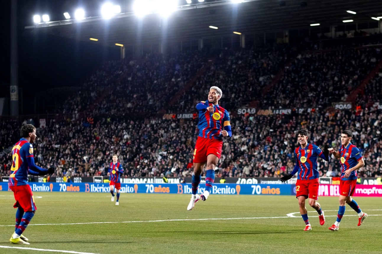 Ronald Araújo ăn mừng cảm xúc sau khi ghi bàn thắng tại giải đấu Cúp Nhà Vua