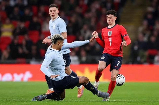 Ronald Araújo có pha va chạm nảy lửa với Phil Foden trên sân cỏ