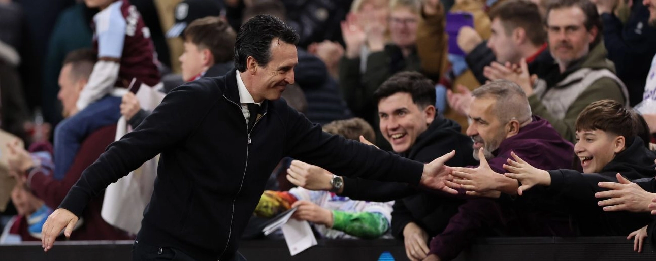 Sự cuồng nhiệt của đám đông khán giả trên khán đài theo dõi trận đấu