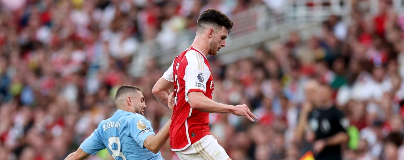 Trọng tài Howard Webb nhận định Kovacic may mắn thoát thẻ đỏ trong trận gặp Arsenal