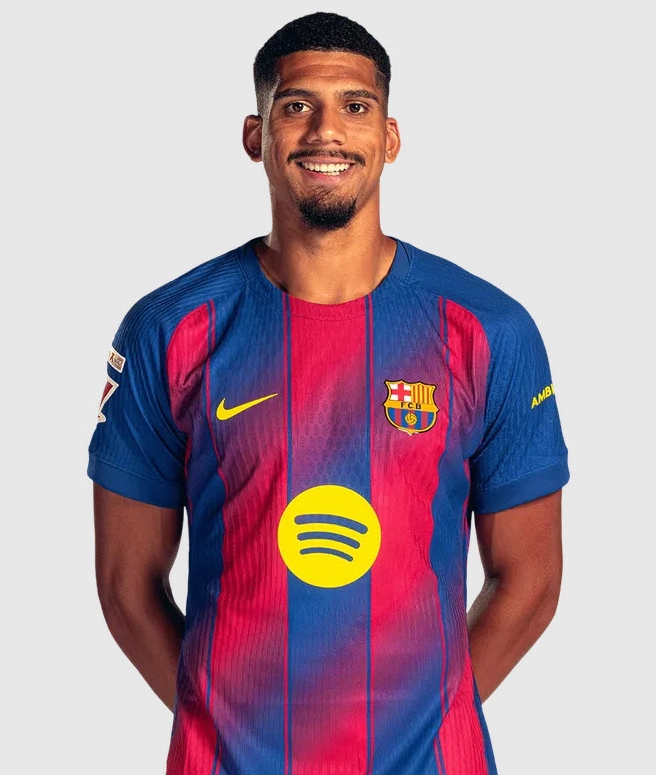 Trung vệ Ronald Araújo trong màu áo FC Barcelona sẵn sàng cho trận đấu