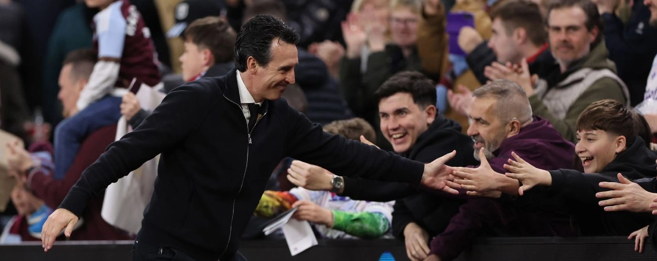 Unai Emery ăn mừng cùng người hâm mộ Aston Villa sau khi giành vé vào bán kết Europa League