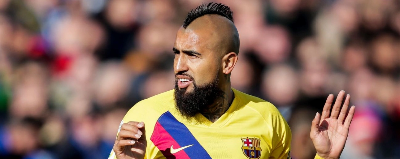 Vidal oai vệ trong màu áo Inter Milan vẫy chào người hâm mộ