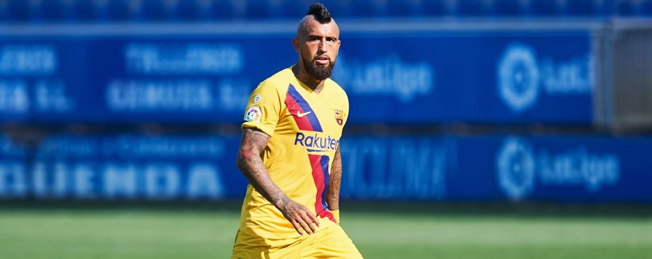 Vidal xuất hiện đầy phong trần trong chuyến đi tới câu lạc bộ mới