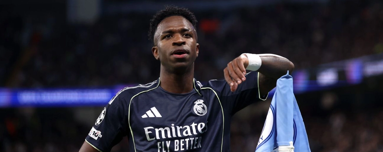 Vinícius Júnior ăn mừng bàn thắng từ chấm phạt đền trong trận đấu giữa Manchester City và Real Madrid tại UEFA Champions League