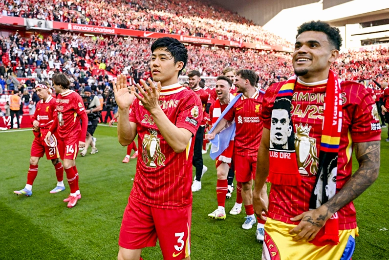 Wataru Endo nâng cao chiếc cúp vô địch ngoại hạng Anh