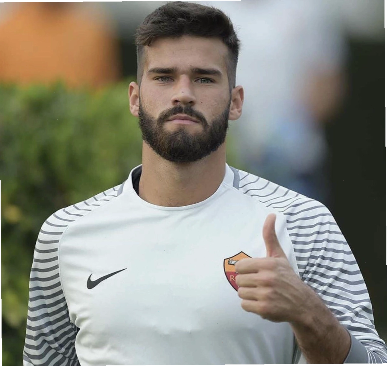 Alisson Becker, thủ môn đẹp trai với vẻ ngoài vững chãi