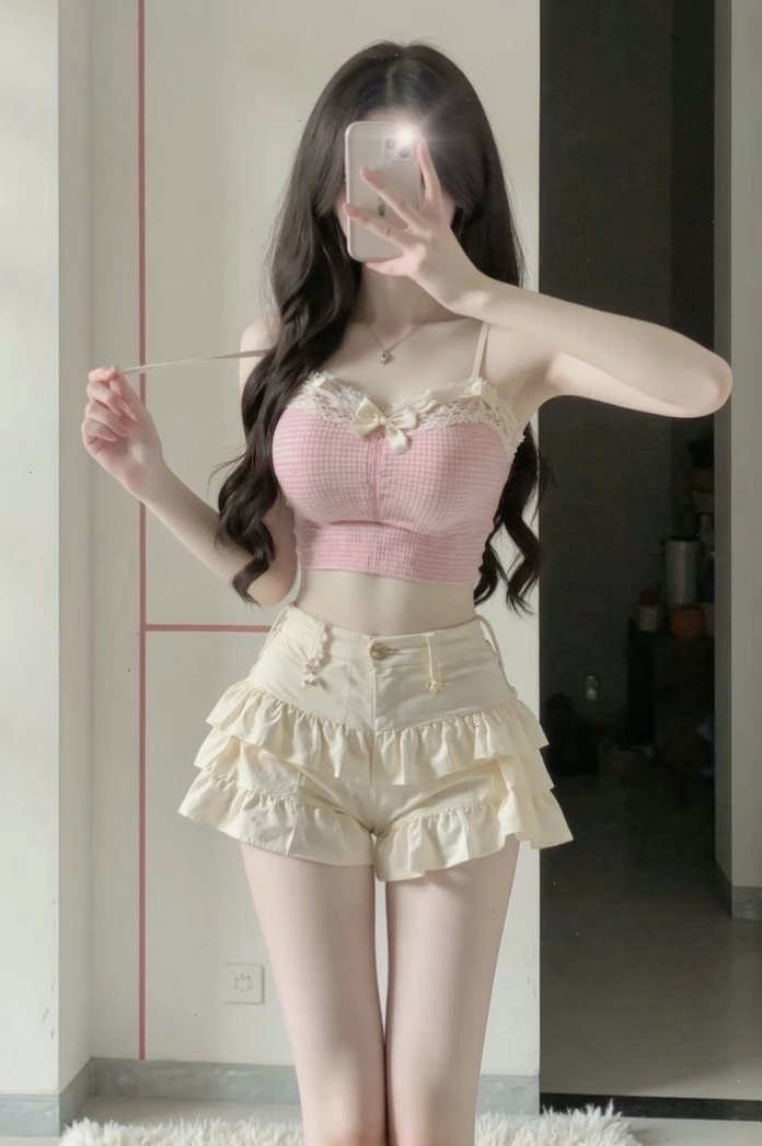 Ảnh gái xinh mặc pinky che mặt nhẹ nhàng