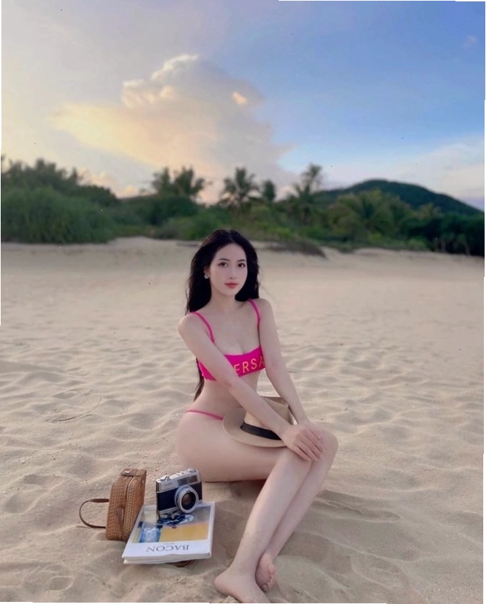 Ảnh gái xinh mặc pinky lọt khe gợi cảm vừa đủ
